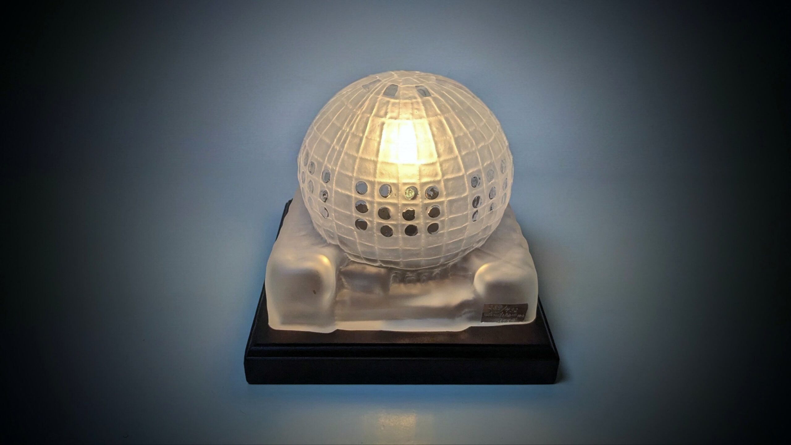 Skulptur glas belysning. EDVIN ÖHRSTRÖM. “The Globe” signeret Lindshammar glasbruk 1989.