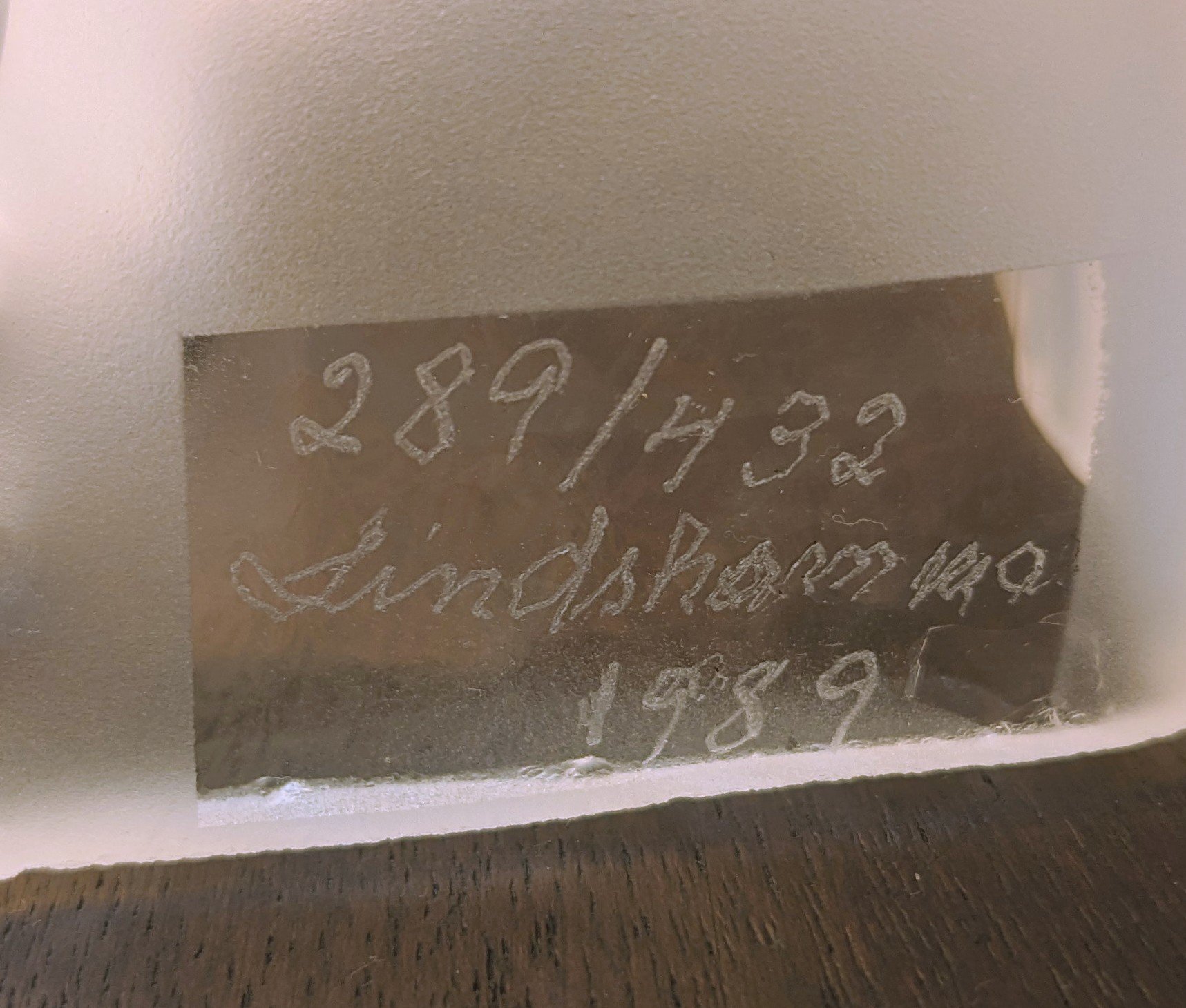 Skulptur glas belysning. EDVIN ÖHRSTRÖM. “The Globe” signeret Lindshammar glasbruk 1989.