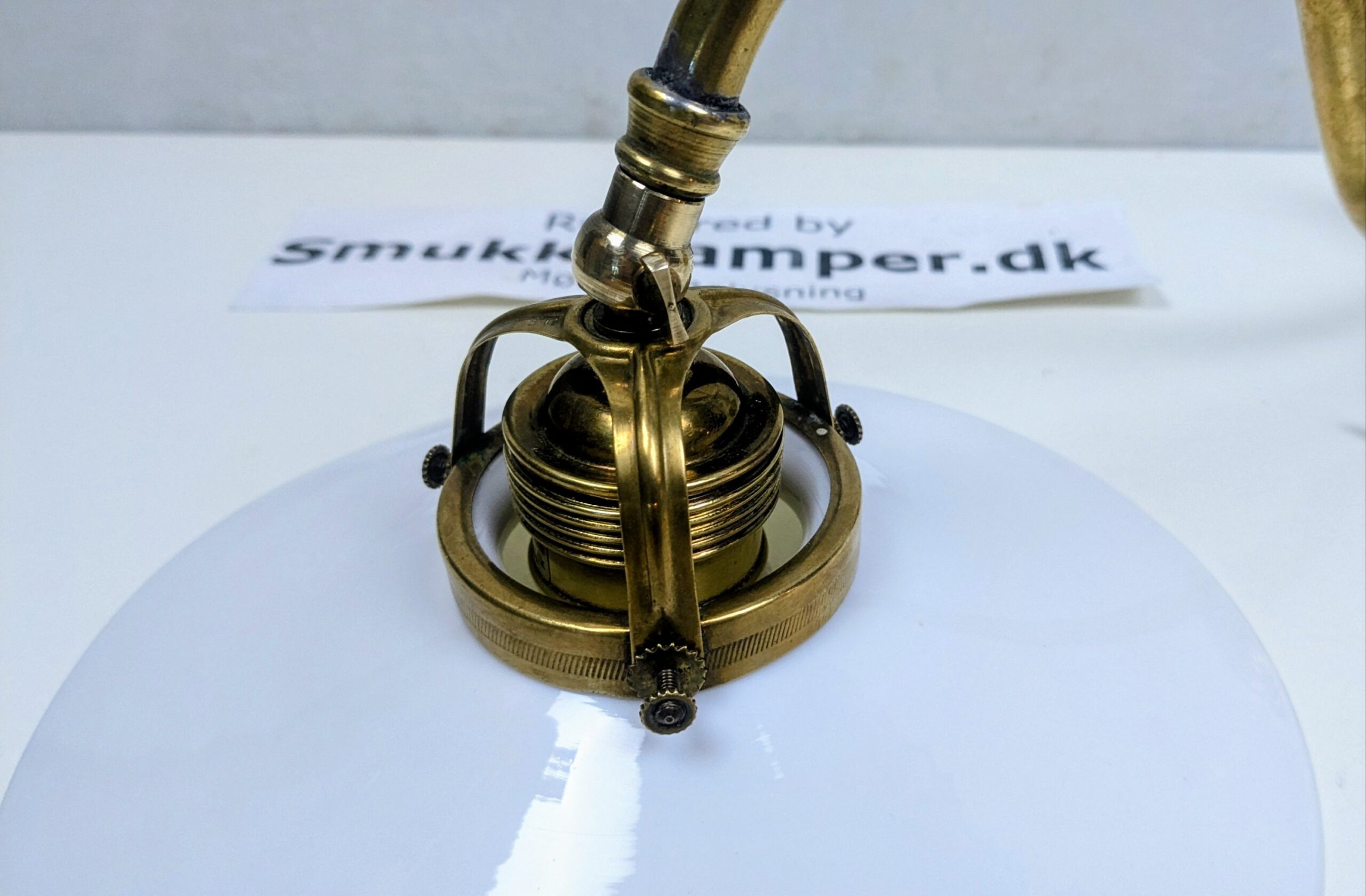 Skøn antik slots væglampe i messing og Holmegaard opalglas. Fra 1890. 35cm udhæng. Nyt el
