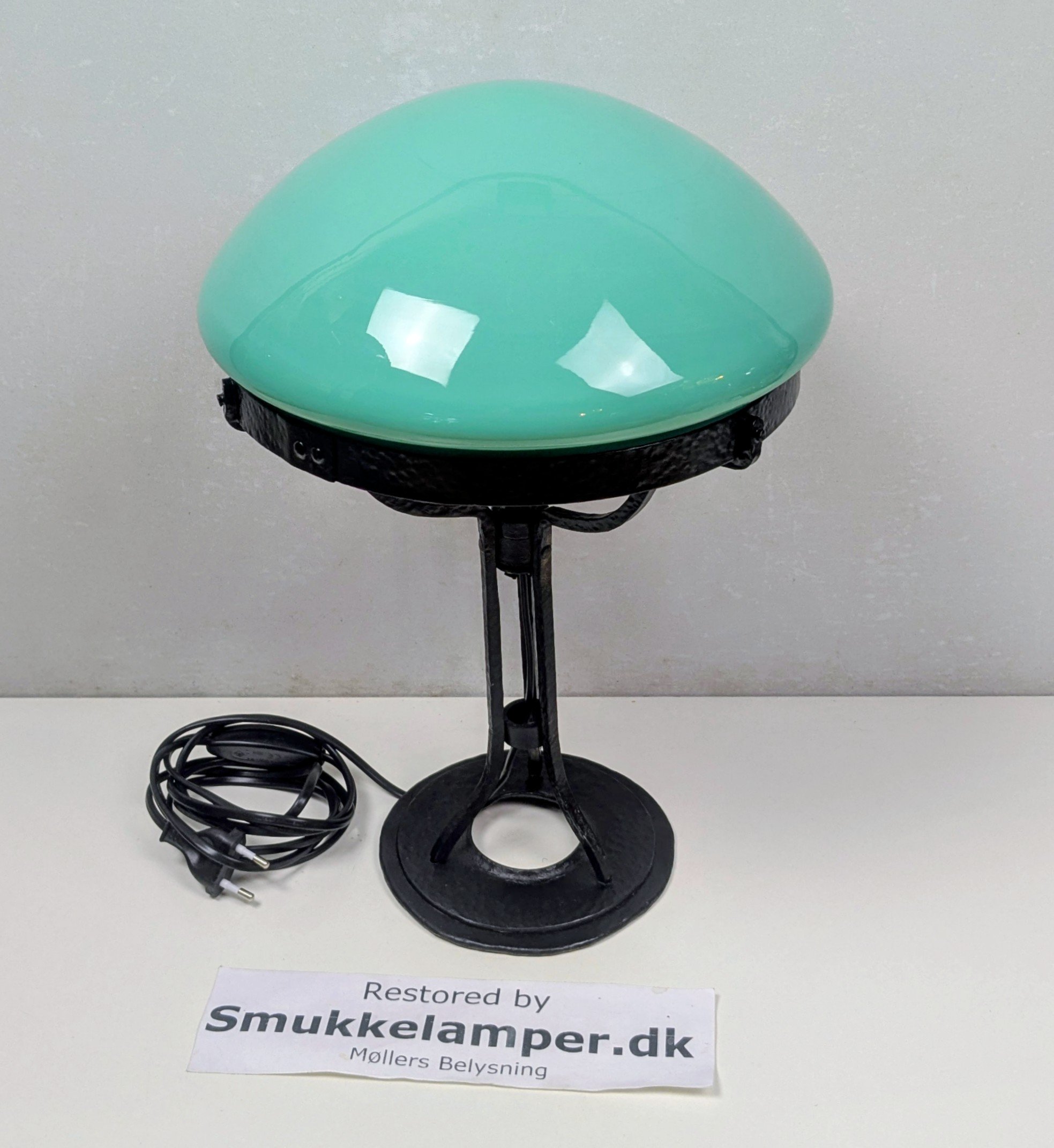 Skøn grøn Strindberg bankier lampe fra 1920 i Jugend stil. 41 cmH. Delvist nyt el. Ø27.