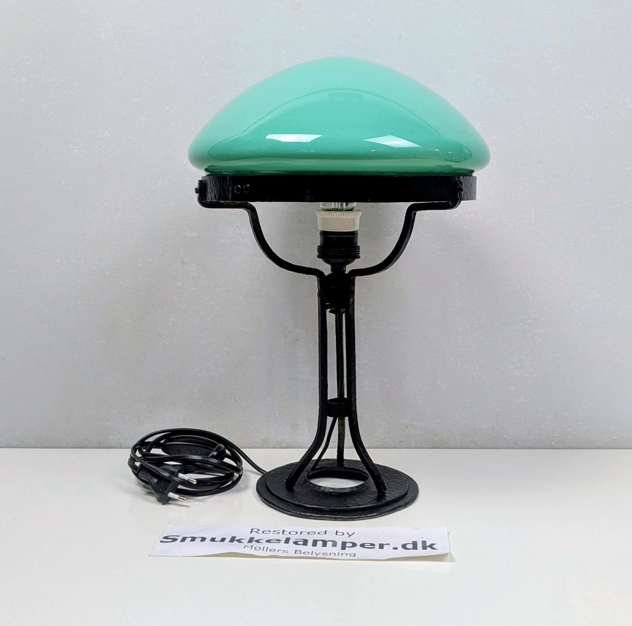 Skøn grøn Strindberg bankier lampe fra 1920 i Jugend stil. 41 cmH. Delvist nyt el. Ø27.