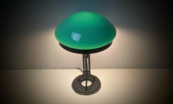 Skøn grøn Strindberg bankier lampe fra 1920 i Jugend stil. 41 cmH. Delvist nyt el. Ø27.