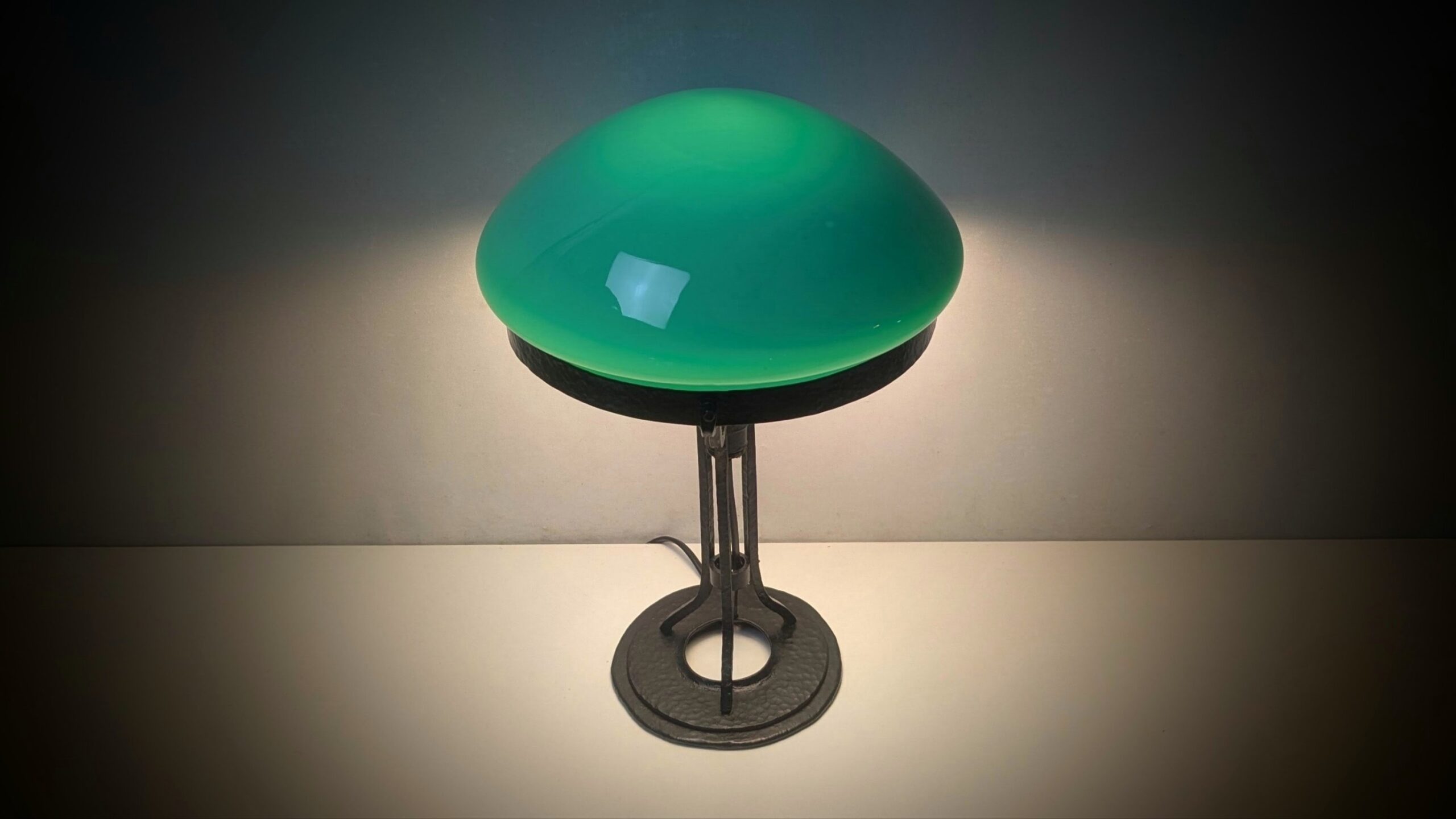Skøn grøn Strindberg bankier lampe fra 1920 i Jugend stil. 41 cmH. Delvist nyt el. Ø27.