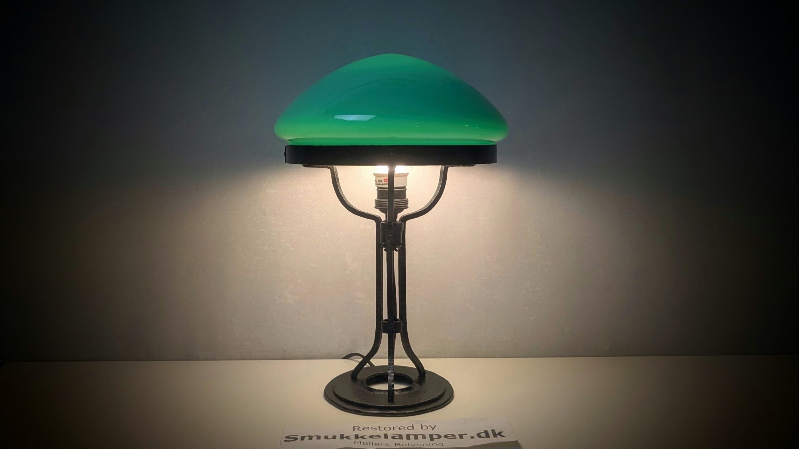 Skøn grøn Strindberg bankier lampe fra 1920 i Jugend stil. 41 cmH. Delvist nyt el. Ø27.