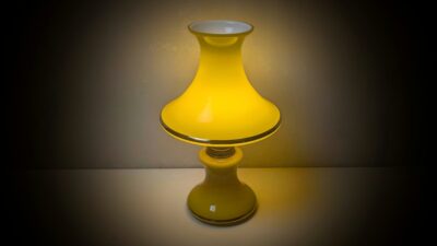 Skøn skandinavisk varm gul glas bordlampe fra 1960. Professionelt restaureret. 38cmH