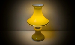 Skøn skandinavisk varm gul glas bordlampe fra 1960. Professionelt restaureret. 38cmH