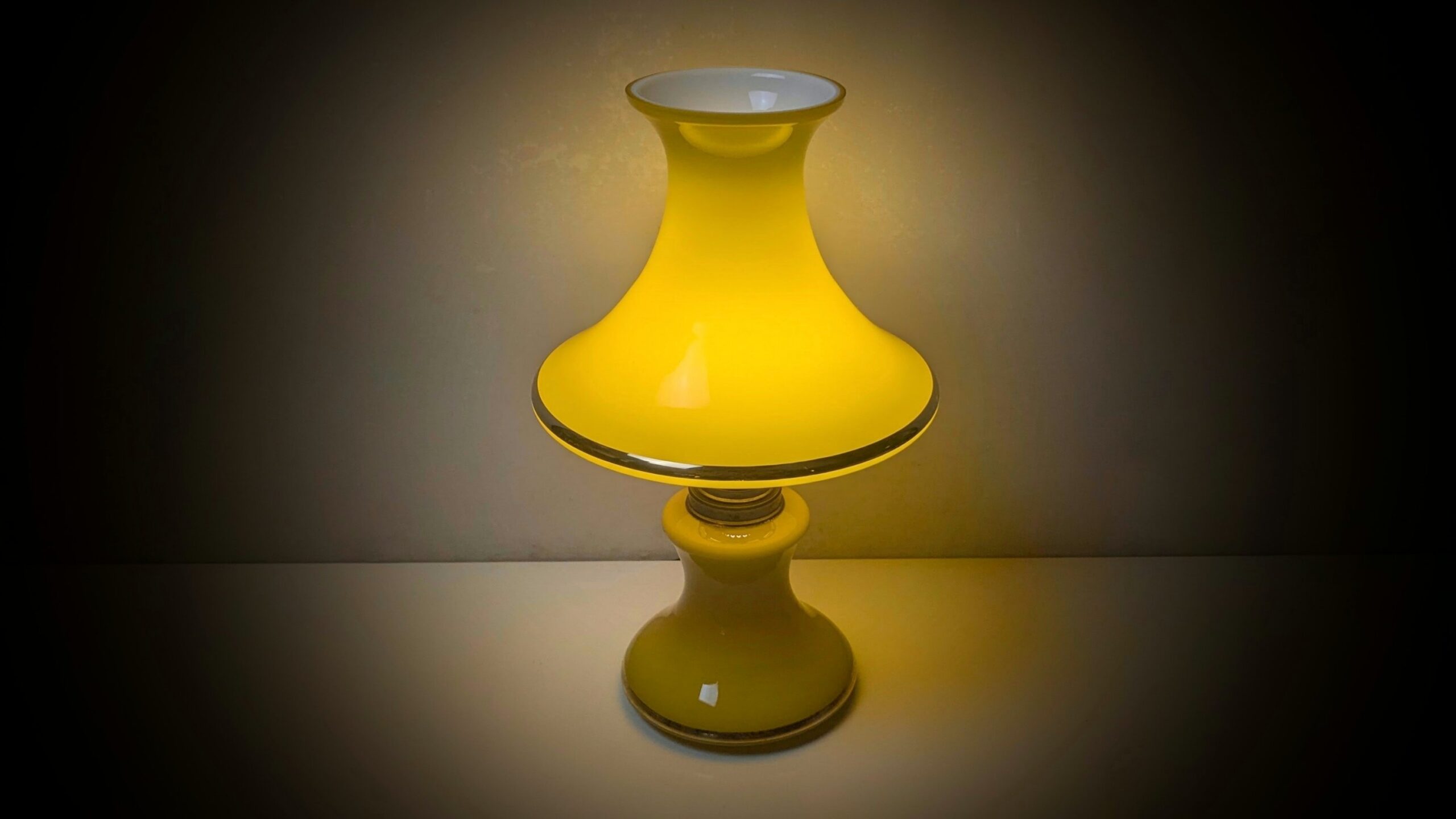 Skøn skandinavisk varm gul glas bordlampe fra 1960. Professionelt restaureret. 38cmH