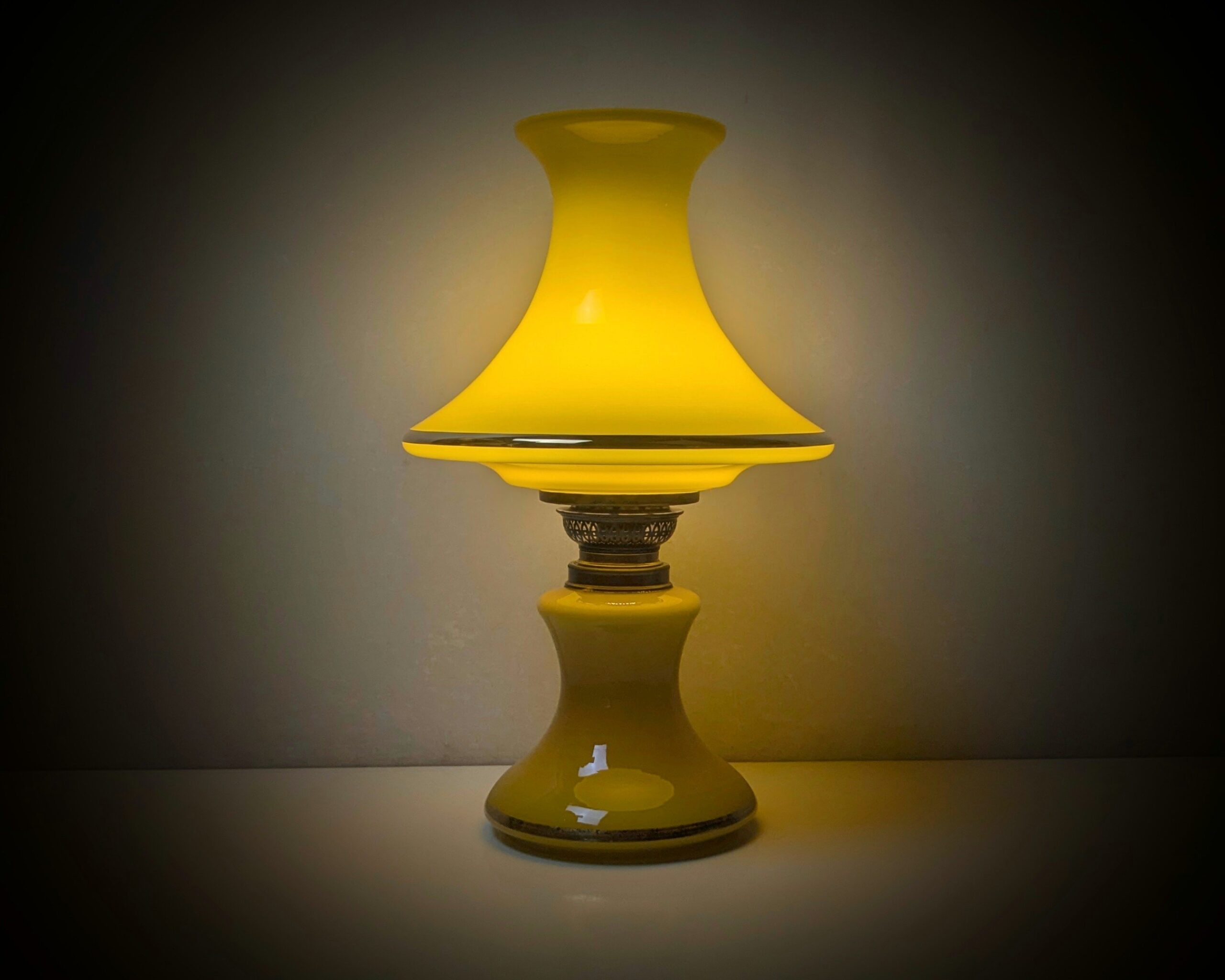 Skøn skandinavisk varm gul glas bordlampe fra 1960. Professionelt restaureret. 38cmH
