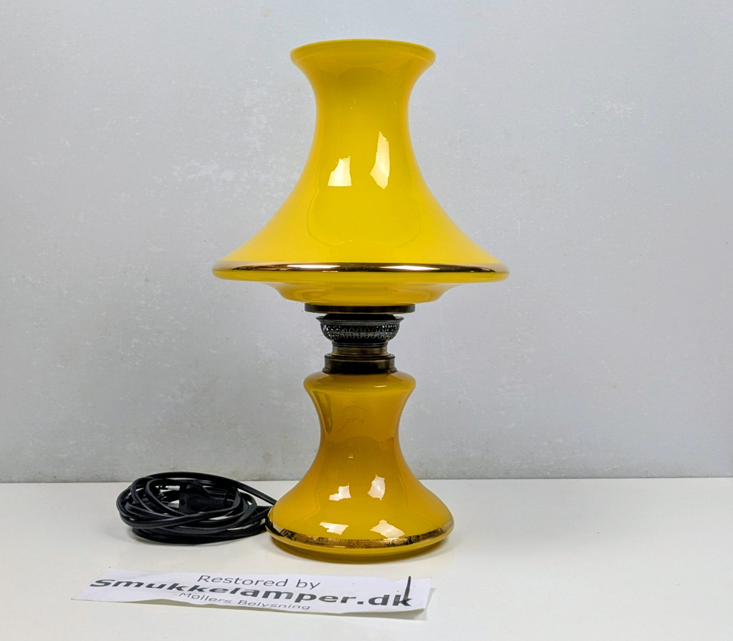 Skøn skandinavisk varm gul glas bordlampe fra 1960. Professionelt restaureret. 38cmH