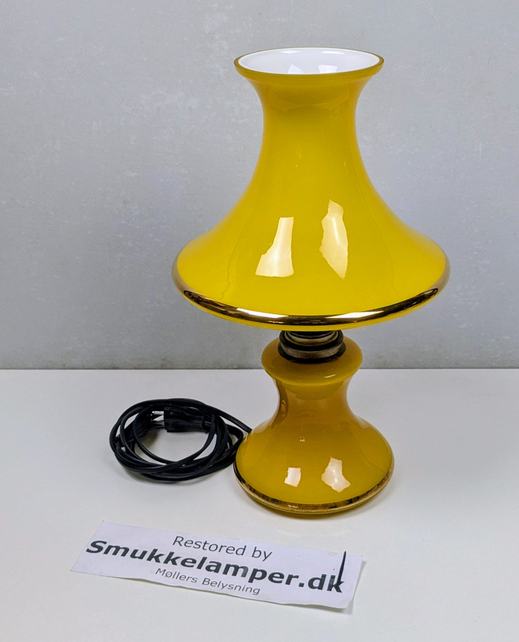 Skøn skandinavisk varm gul glas bordlampe fra 1960. Professionelt restaureret. 38cmH