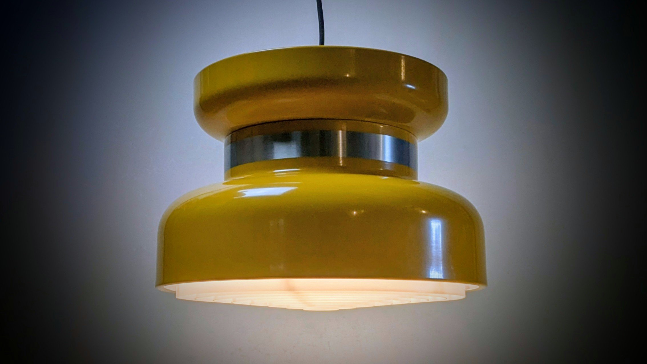 Solsikke gul loftlampe fra 1975. Perfekt stand. Ø33,5 cm. Nyt el.