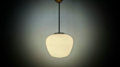 Stor entré loftlampe fra 1940. Ø24. 60 cm fast nedhæng i mørk messing. Prof. restaureret