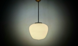Stor entré loftlampe fra 1940. Ø24. 60 cm fast nedhæng i mørk messing. Prof. restaureret
