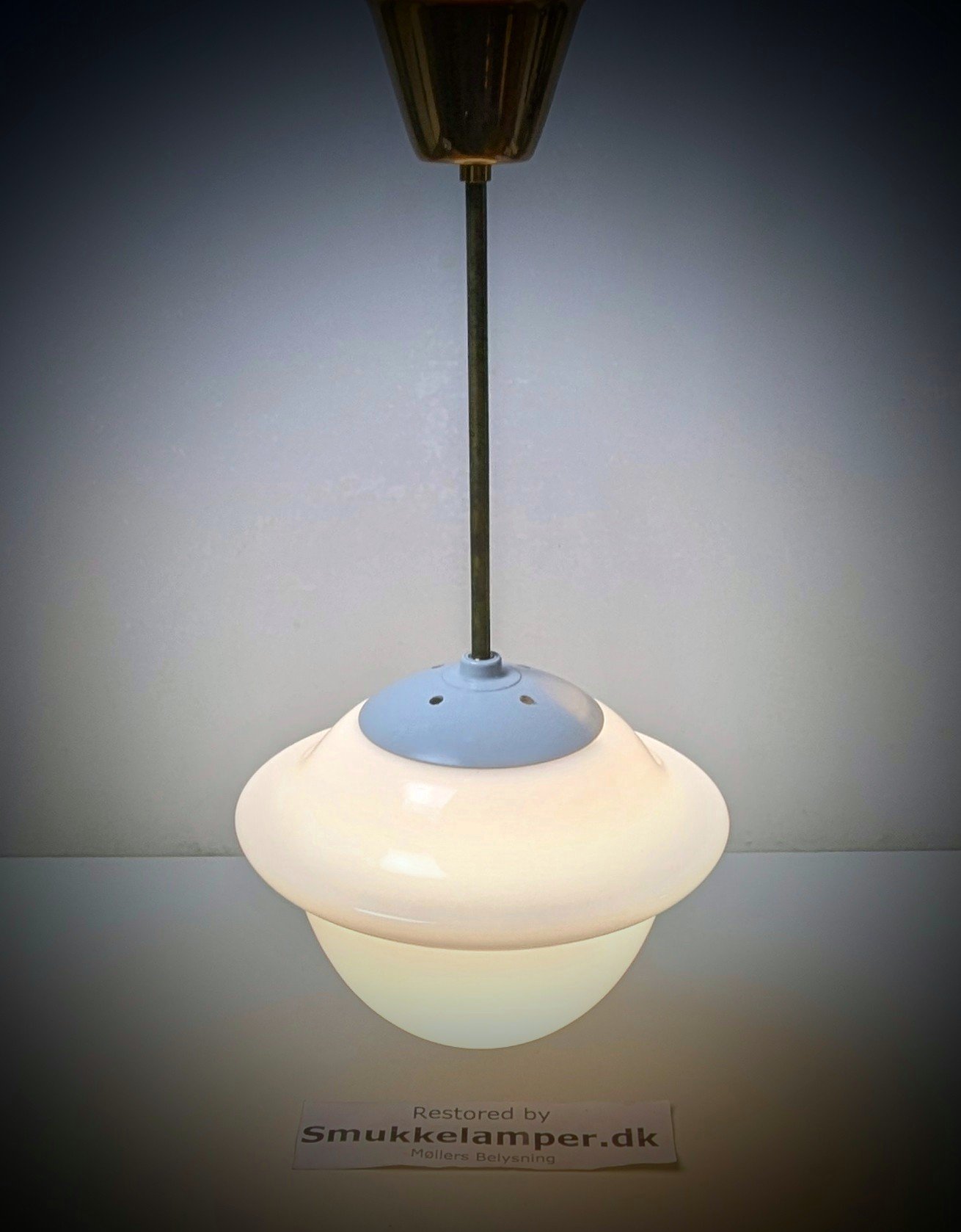 Skøn opalglas entré loftlampe fra 1940. Proff. restaureret. Ø25. 55 cm nedhæng. Bakelit top.