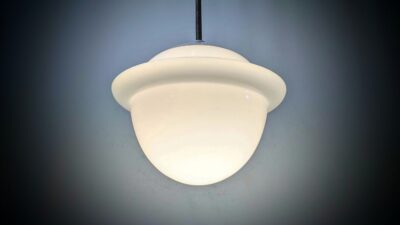 Skøn opalglas entré loftlampe fra 1940. Proff. restaureret. Ø25. 55 cm nedhæng. Bakelit top.
