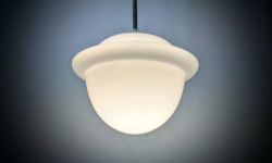 Skøn opalglas entré loftlampe fra 1940. Proff. restaureret. Ø25. 55 cm nedhæng. Bakelit top.