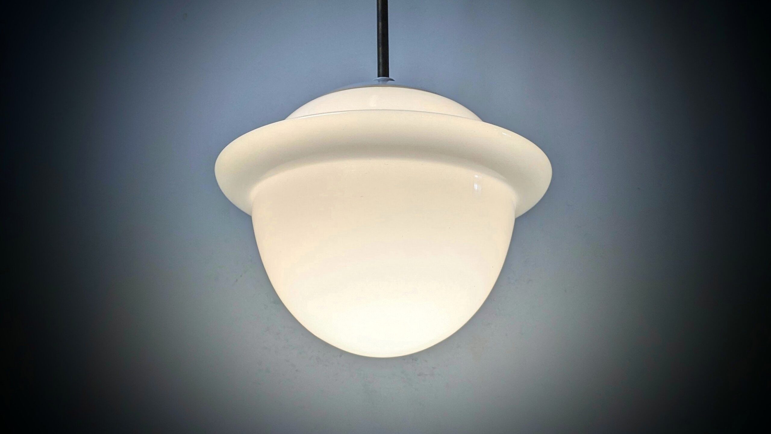 Skøn opalglas entré loftlampe fra 1940. Proff. restaureret. Ø25. 55 cm nedhæng. Bakelit top.