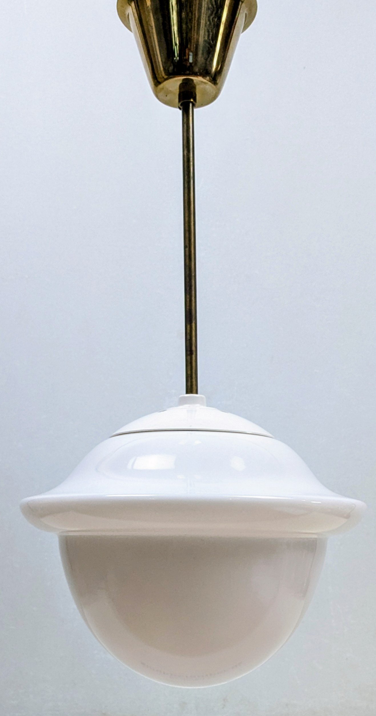 Skøn opalglas entré loftlampe fra 1940. Proff. restaureret. Ø25. 55 cm nedhæng. Bakelit top.