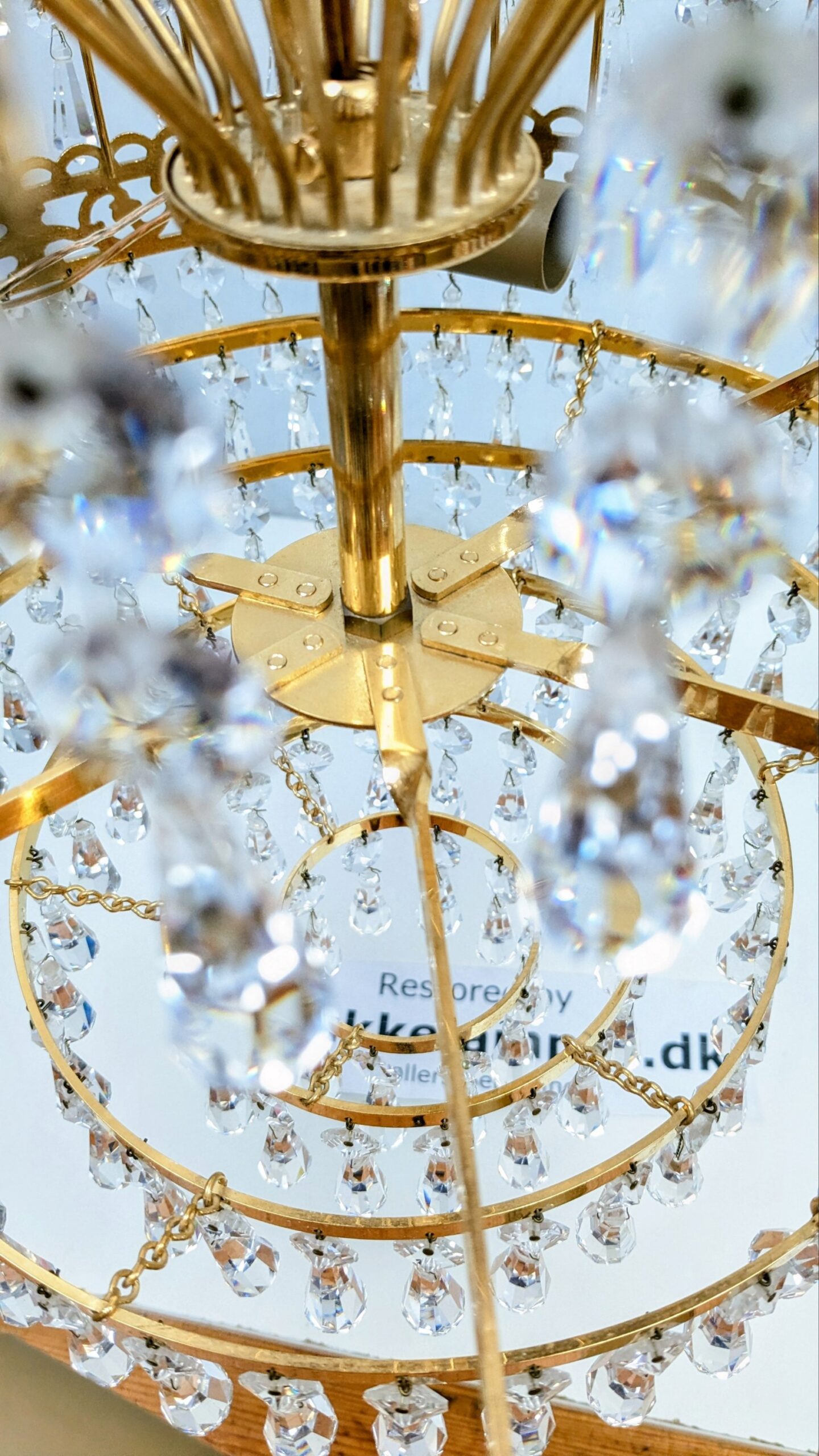 Pompøs guld forgyldt prisme lysekrone med 548 Swarovski krystal prismer. 1970. Rejmyre. Pickup only