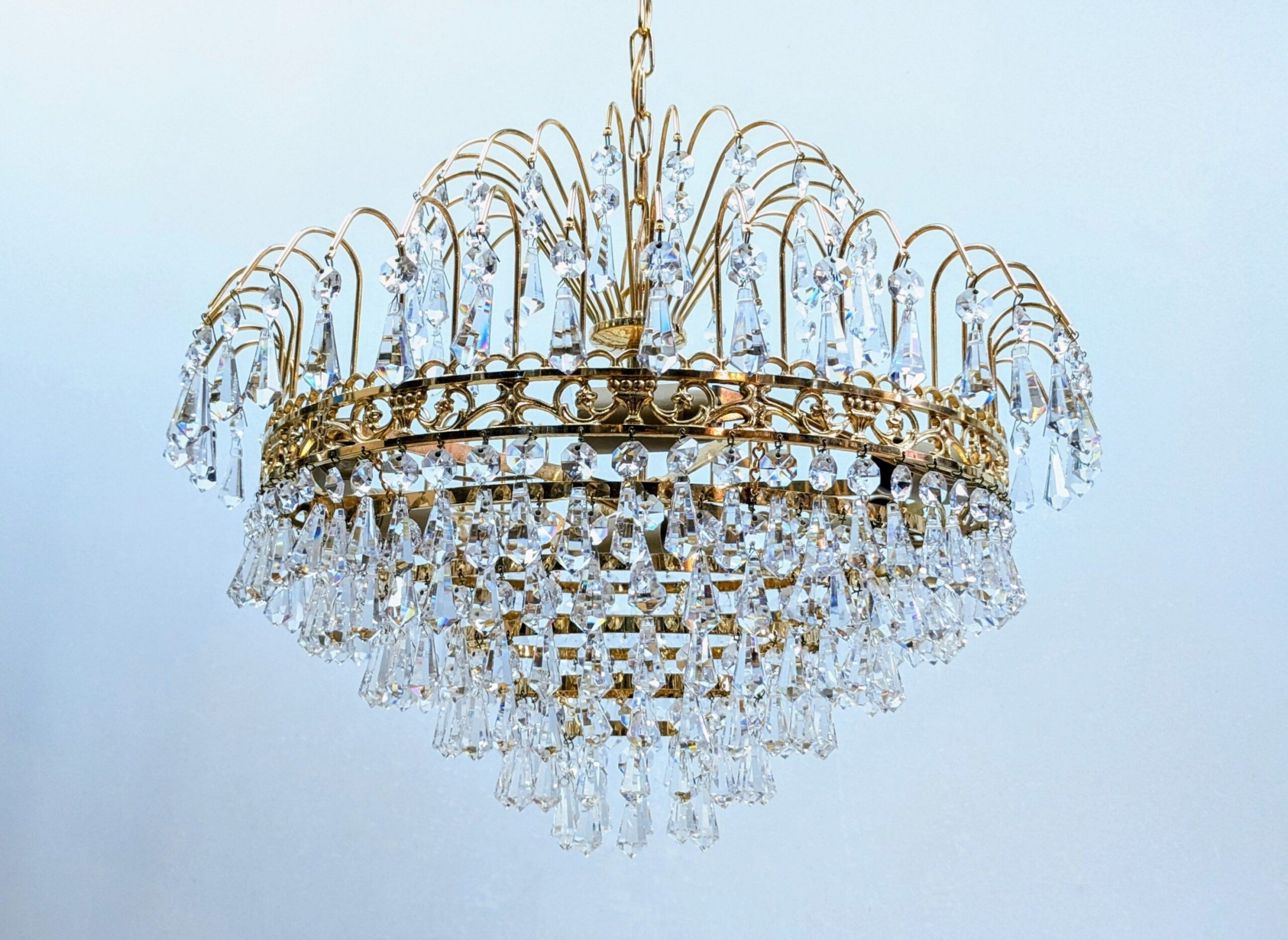 Pompøs guld forgyldt prisme lysekrone med 548 Swarovski krystal prismer. 1970. Rejmyre. Pickup only