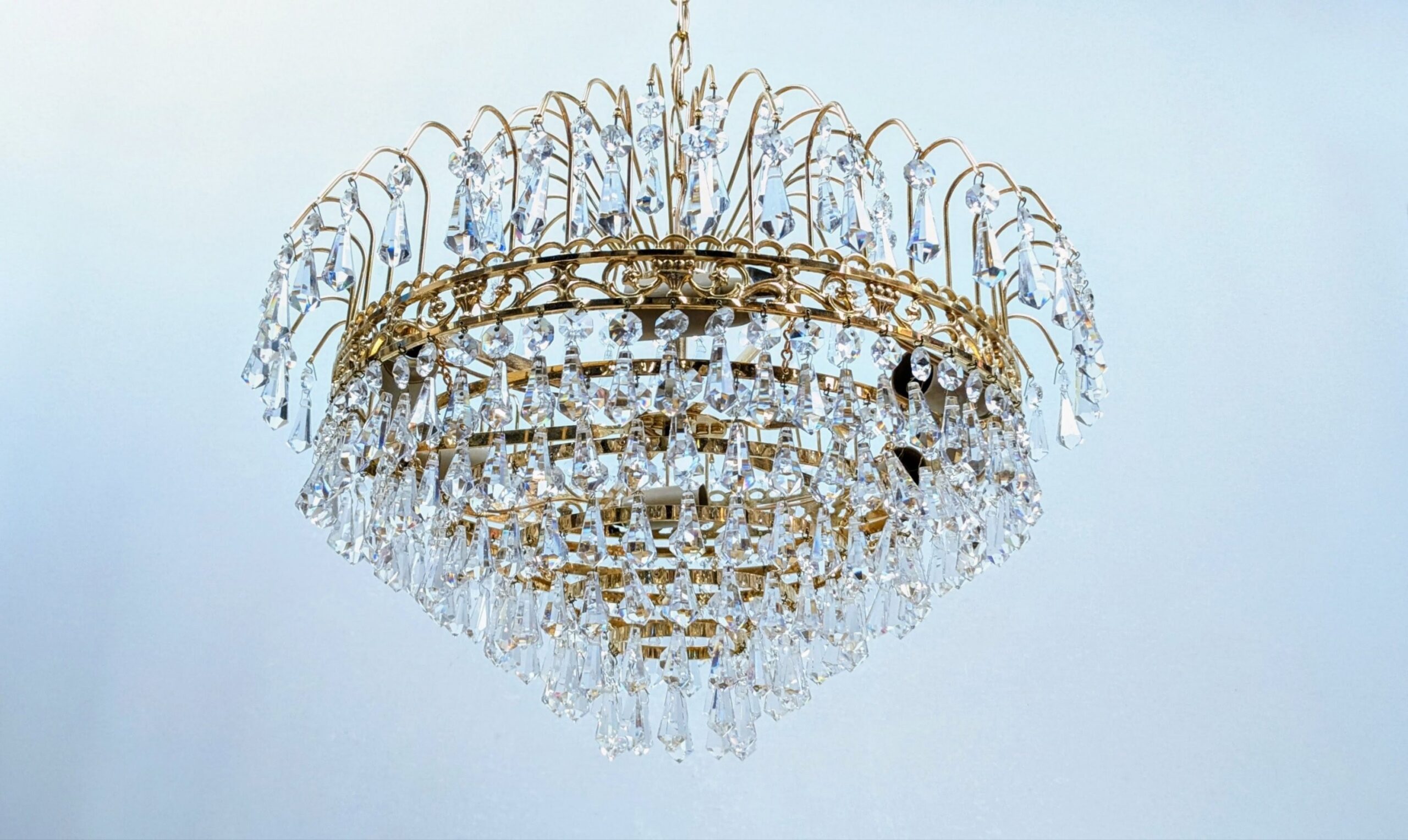 Pompøs guld forgyldt prisme lysekrone med 548 Swarovski krystal prismer. 1970. Rejmyre. Pickup only