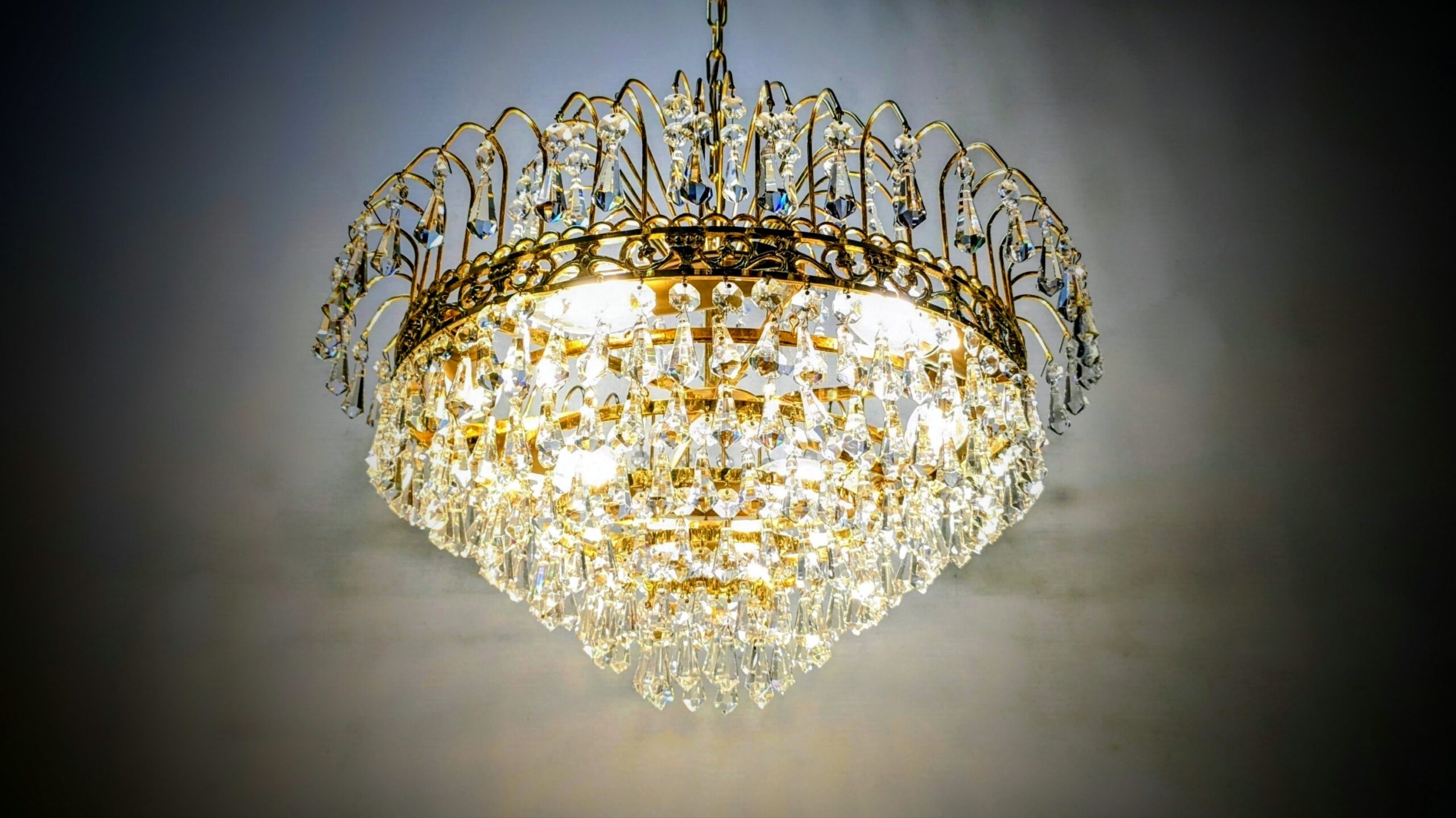 Pompøs guld forgyldt prisme lysekrone med 548 Swarovski krystal prismer. 1970. Rejmyre. Pickup only