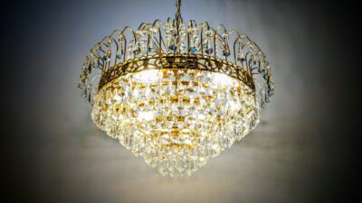 Pompøs guld forgyldt prisme lysekrone med 548 Swarovski krystal prismer. 1970. Rejmyre. Pickup only