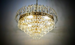 Pompøs guld forgyldt prisme lysekrone med 548 Swarovski krystal prismer. 1970. Rejmyre. Pickup only