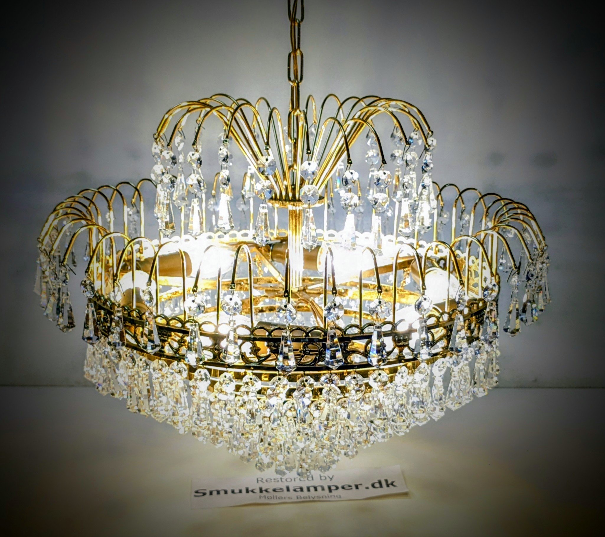 Pompøs guld forgyldt prisme lysekrone med 548 Swarovski krystal prismer. 1970. Rejmyre. Pickup only