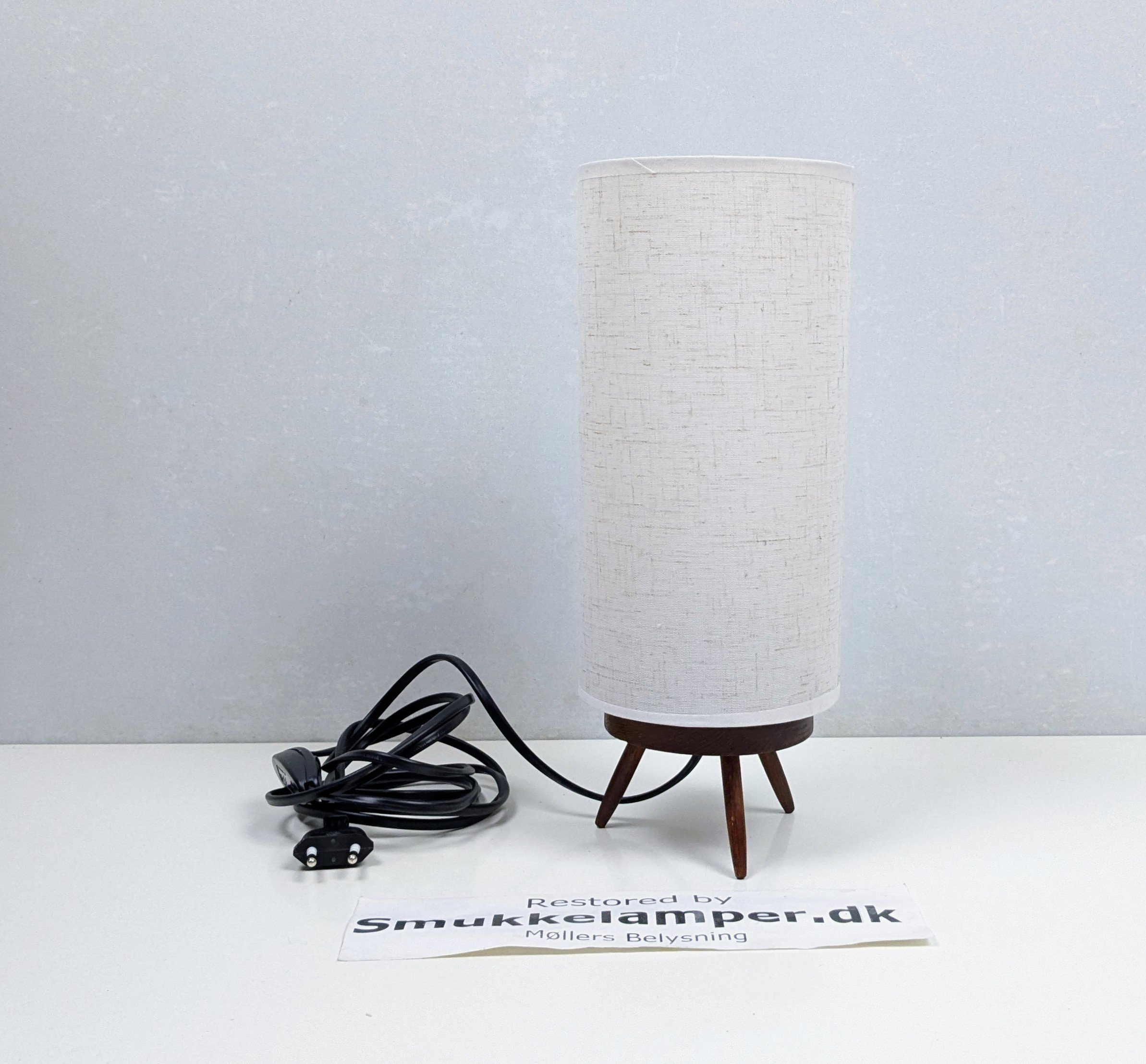 Dansk teak bordlampe fra 1960. Fuld restaureret. 31 cmH. Ø12. Læs mere.