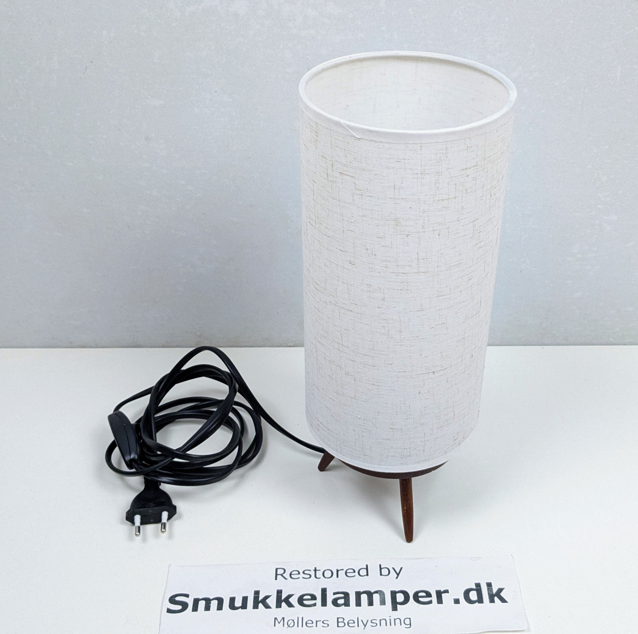 Dansk teak bordlampe fra 1960. Fuld restaureret. 31 cmH. Ø12. Læs mere.