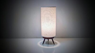 Dansk teak bordlampe fra 1960. Fuld restaureret. 31 cmH. Ø12. Læs mere.