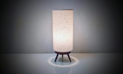 Dansk teak bordlampe fra 1960. Fuld restaureret. 31 cmH. Ø12. Læs mere.