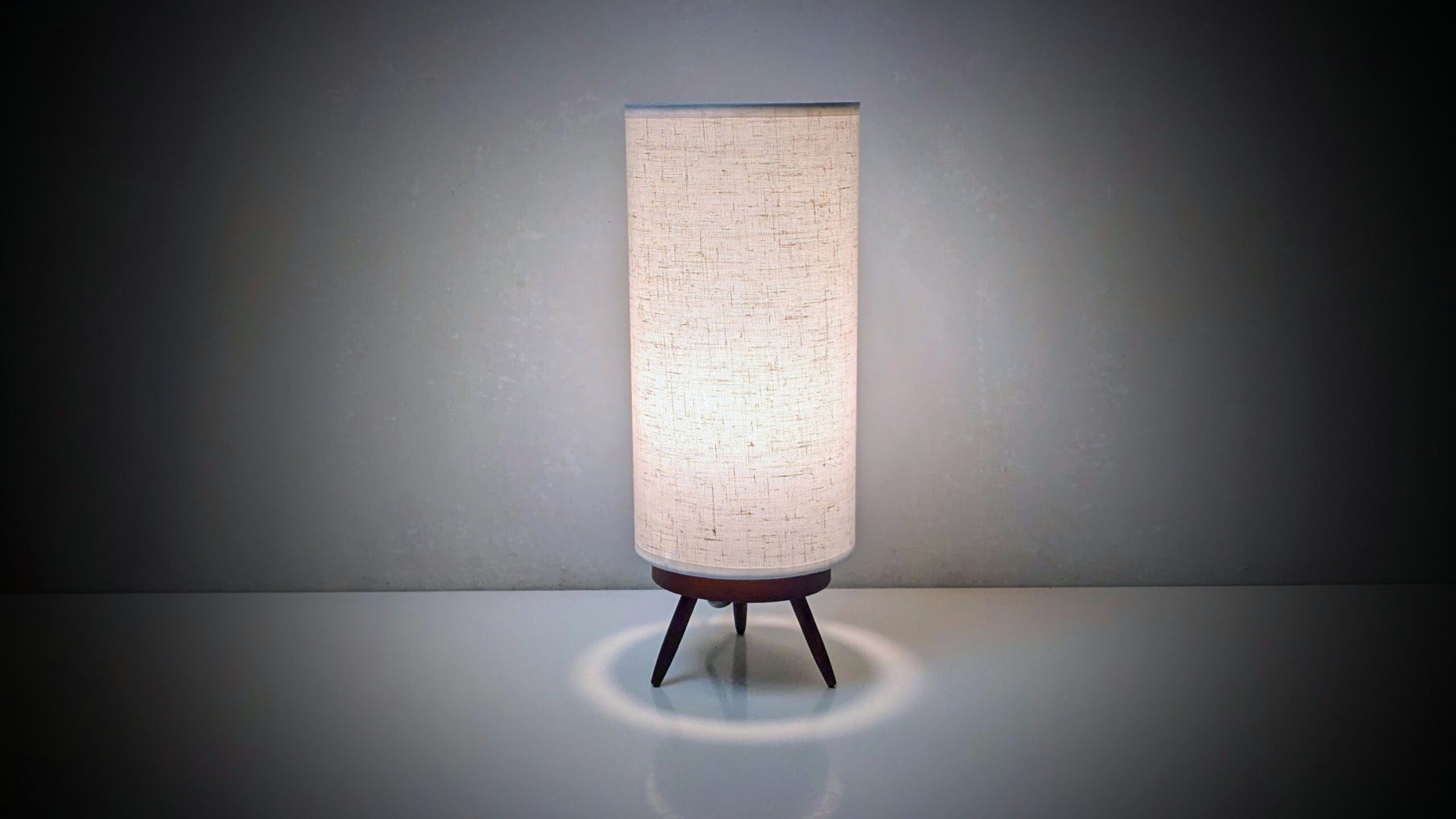 Dansk teak bordlampe fra 1960. Fuld restaureret. 31 cmH. Ø12. Læs mere.