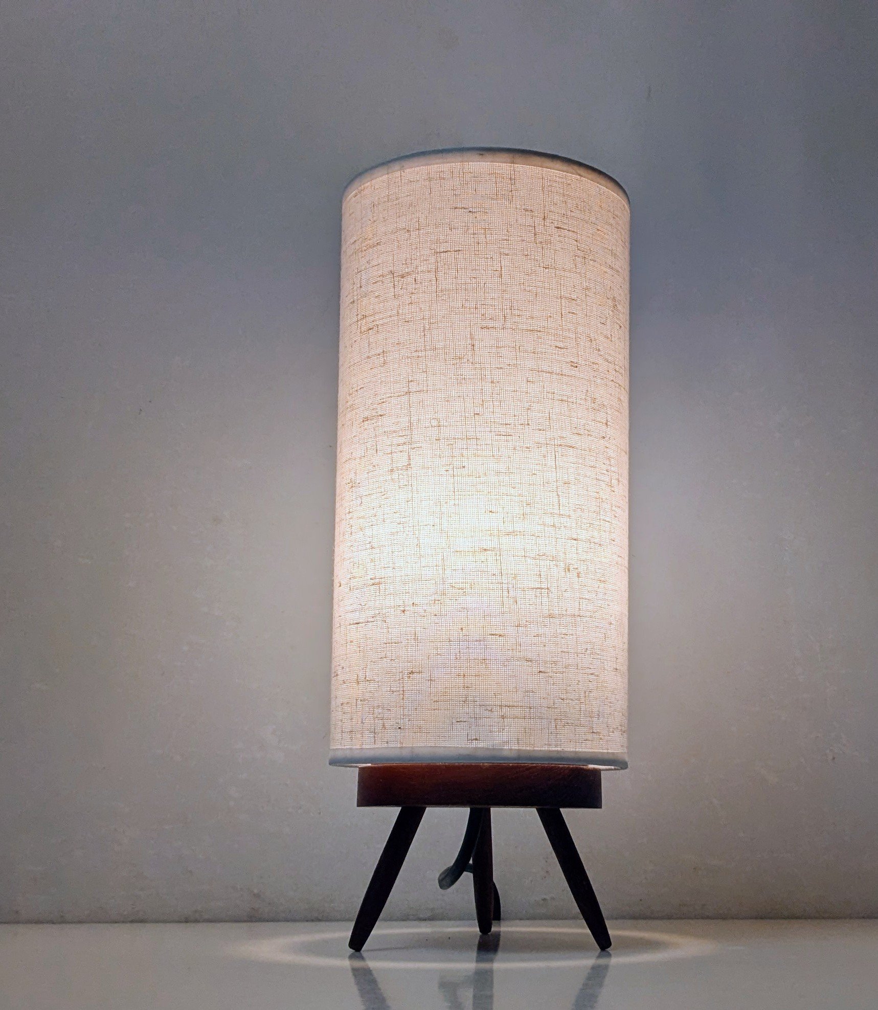 Dansk teak bordlampe fra 1960. Fuld restaureret. 31 cmH. Ø12. Læs mere.