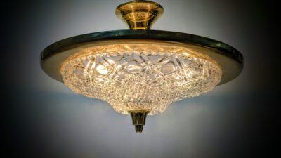 Skøn fuld restaureret loftplafond lampe fra 1960. Krystalglas og messing. Ø38.