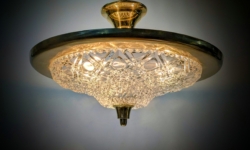 Skøn fuld restaureret loftplafond lampe fra 1960. Krystalglas og messing. Ø38.