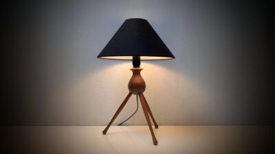 Dansk teak bordlampe fra 1960. Fuld restaureret. 38 cmH. Ø26. Læs mere.