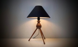 Dansk teak bordlampe fra 1960. Fuld restaureret. 38 cmH. Ø26. Læs mere.