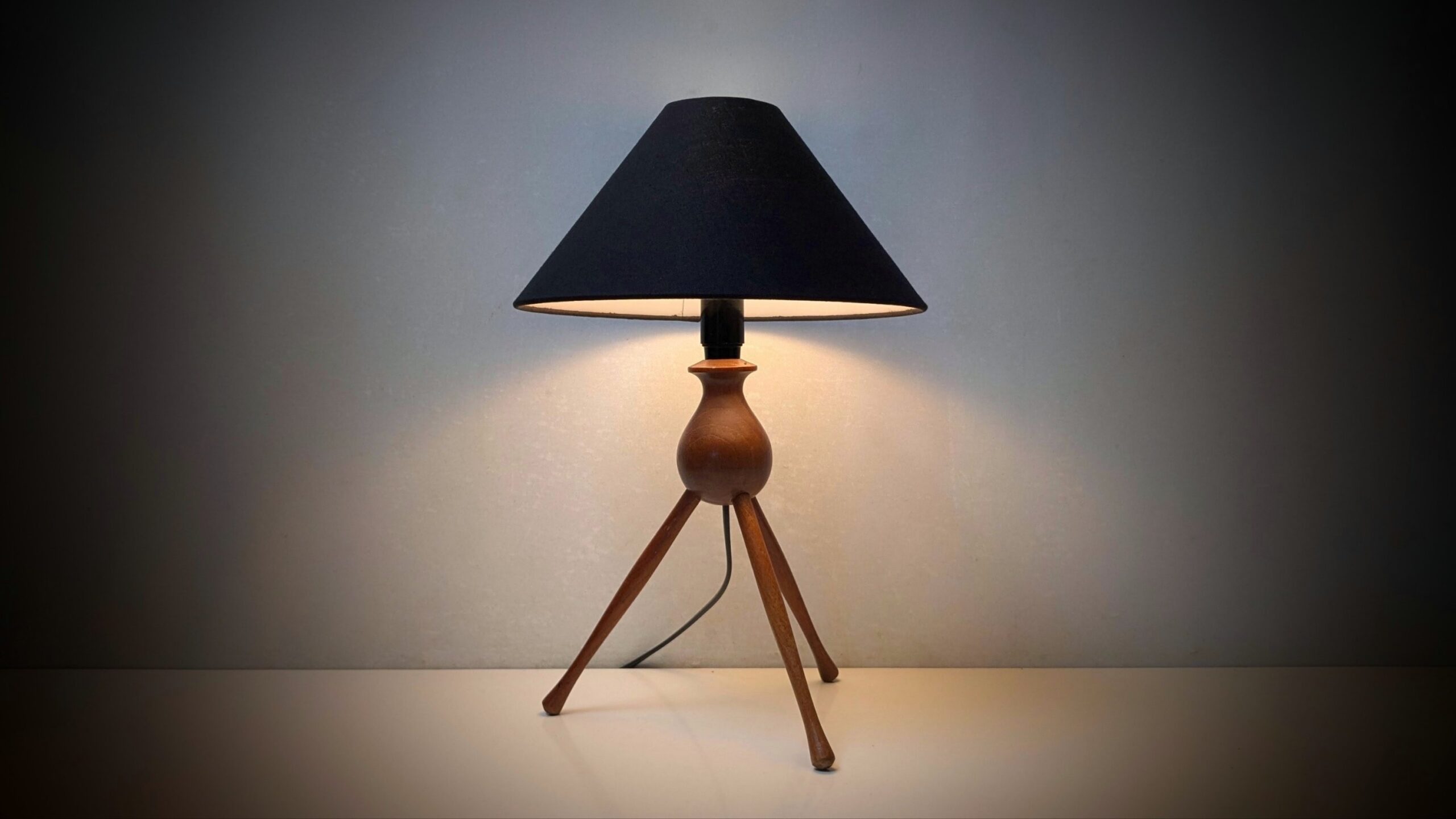 Dansk teak bordlampe fra 1960. Fuld restaureret. 38 cmH. Ø26. Læs mere.