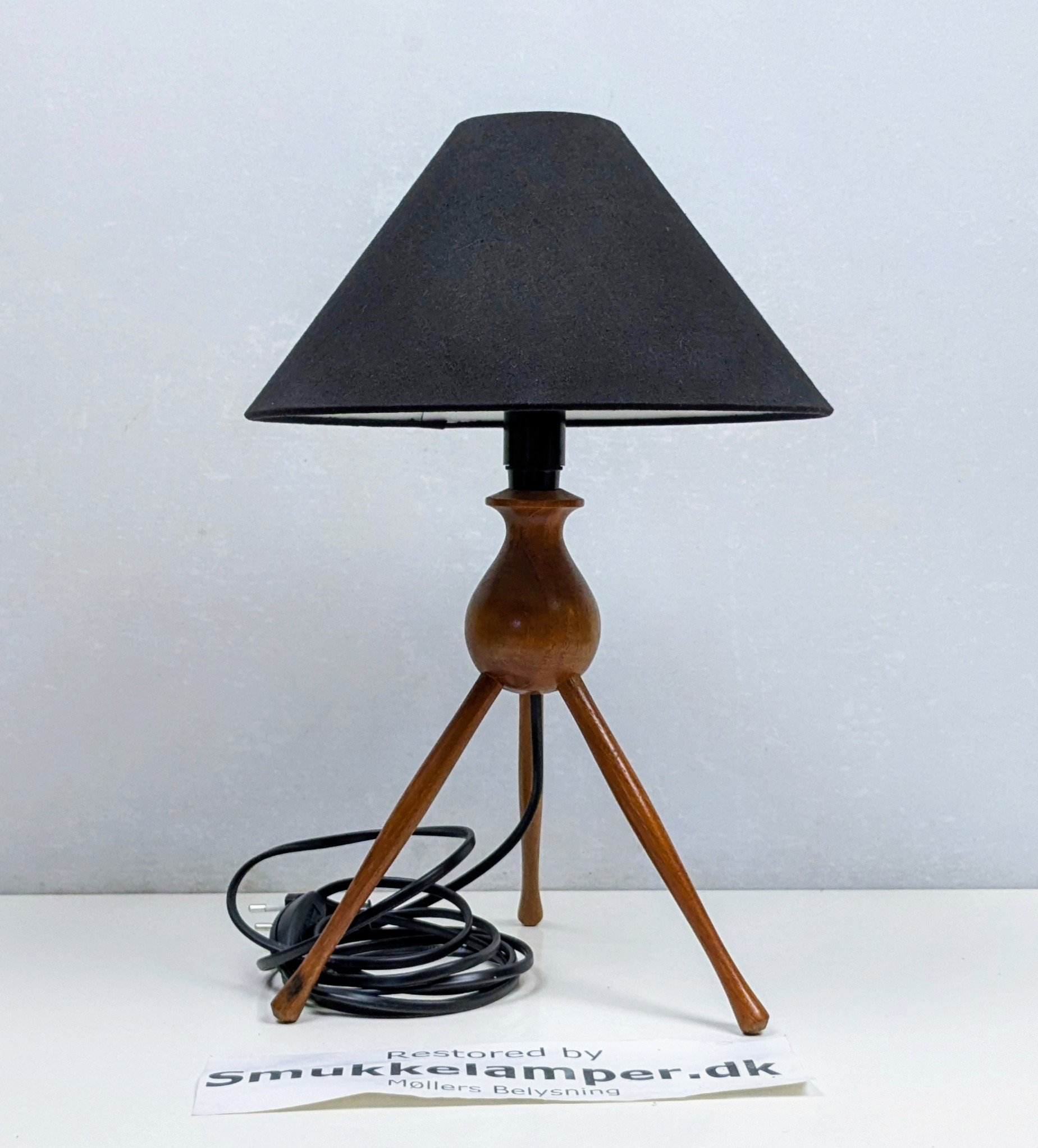 Dansk teak bordlampe fra 1960. Fuld restaureret. 38 cmH. Ø26. Læs mere.