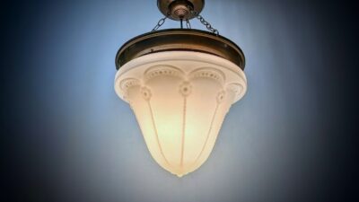 Art Deco Revival loftlampe i opalglas og ældet messing – 1960. Ø31. 48 cm fast nedhæng