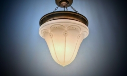 Art Deco Revival loftlampe i opalglas og ældet messing – 1960. Ø31. 48 cm fast nedhæng