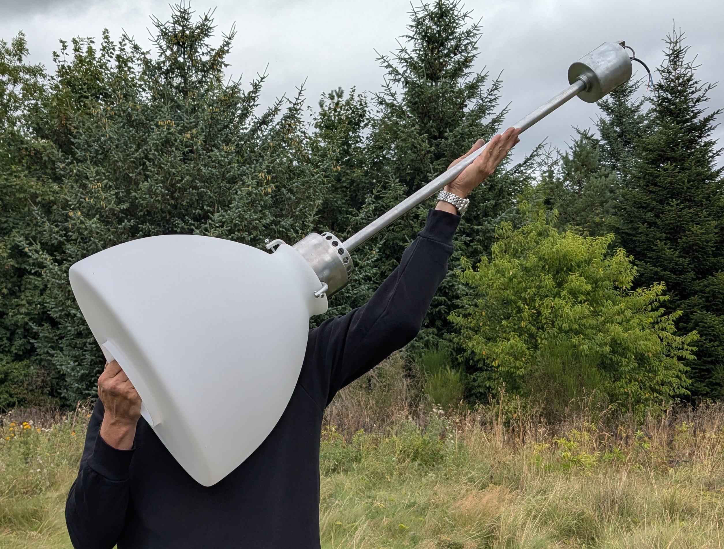 Gigantisk industriel loftlampe i opalglas og poleret aluminium – Ø48. 130 cm alu nedhæng. Nyt el. Pickup only