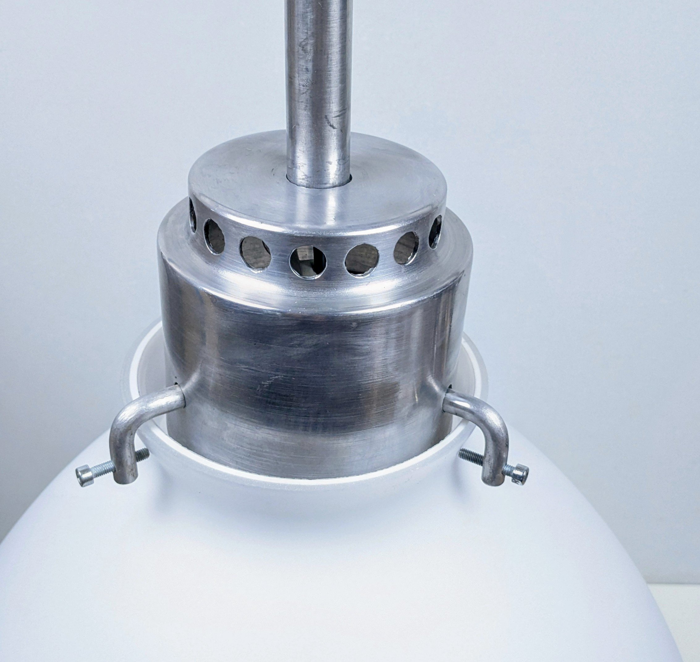 Gigantisk industriel loftlampe i opalglas og poleret aluminium – Ø48. 130 cm alu nedhæng. Nyt el. Pickup only