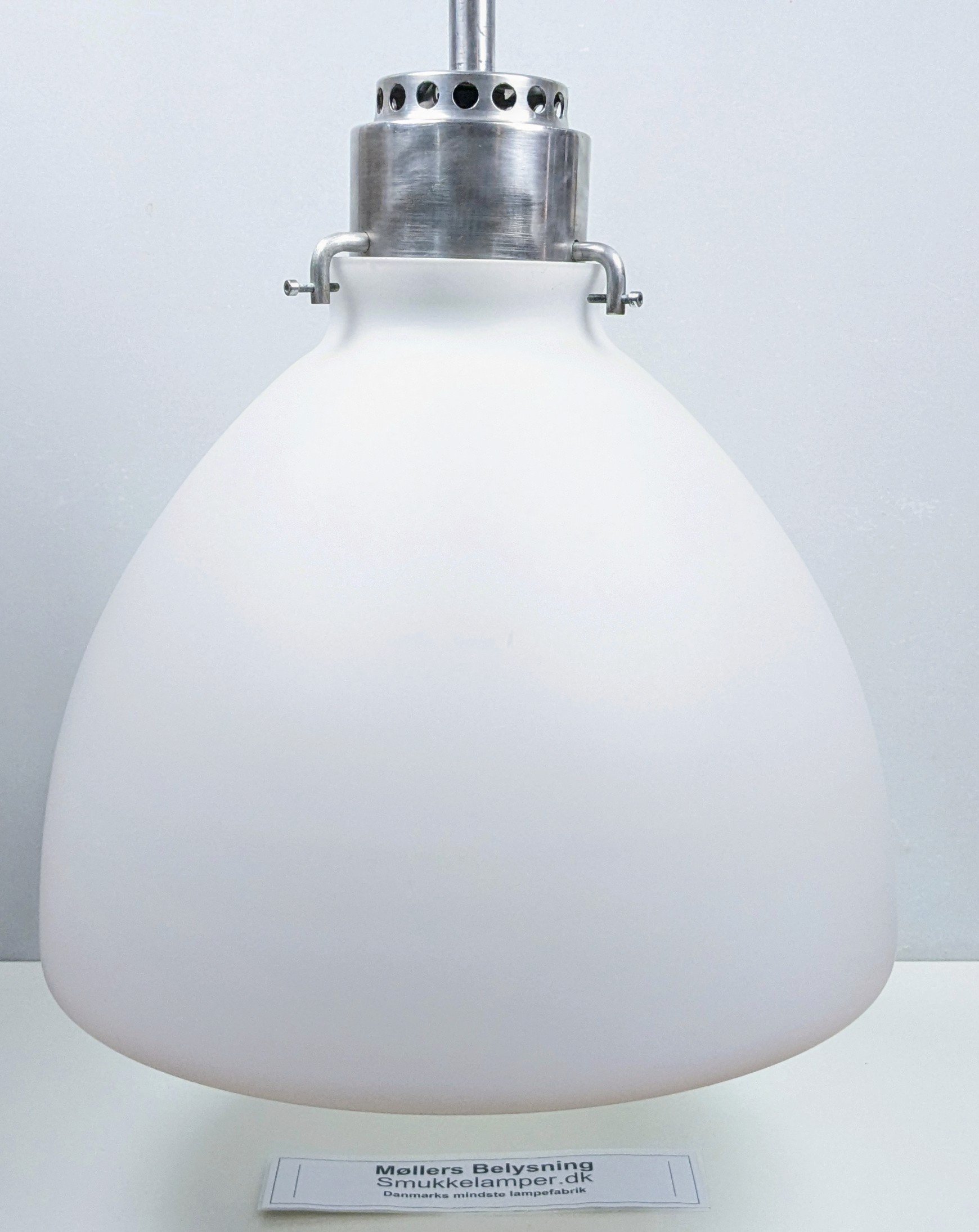 Gigantisk industriel loftlampe i opalglas og poleret aluminium – Ø48. 130 cm alu nedhæng. Nyt el. Pickup only