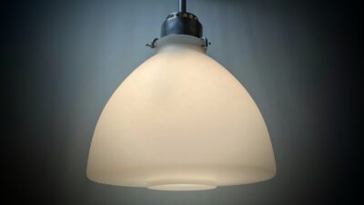 Gigantisk industriel loftlampe i opalglas og poleret aluminium – Ø48. 130 cm alu nedhæng. Nyt el. Pickup only