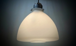 Gigantisk industriel loftlampe i opalglas og poleret aluminium – Ø48. 130 cm alu nedhæng. Nyt el. Pickup only