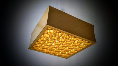 Skøn messing plafond loftlampe fra 1970. 25x25 cm. 12 cm dyb. Til loft. Nyt el.