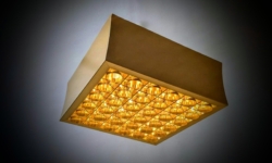 Skøn messing plafond loftlampe fra 1970. 25×25 cm. 12 cm dyb. Til loft. Nyt el.
